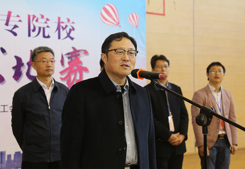 南通市教育局副局长姜学勤致开幕辞。.jpg