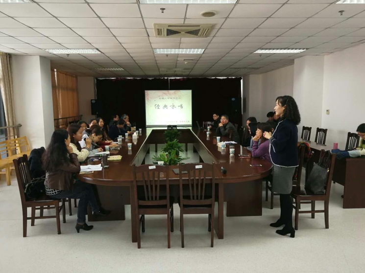 文学院张颖炜教授主持“经典咏唱”活动.jpg