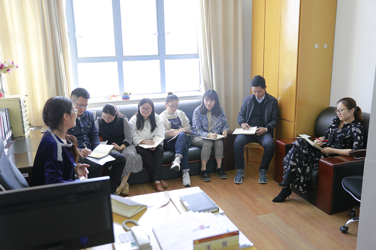 机关分工会宣传部小组召开“我与宣传工作的不解情缘”主题座谈会.jpg